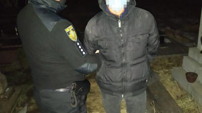 На Львівщині чоловік викрав латунні розп’яття з могили (ФОТО)