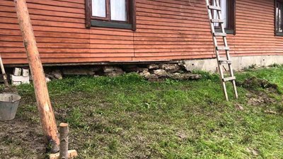 На Львівщині через сильні зливи житловий будинок сповзає з гори (ФОТО)