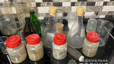 У Києві чоловік виготовляв амфетамін на кухні і розсилав поштою (ФОТО, ВІДЕО)