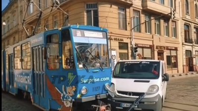 У центрі Львова автомобіль не розминувся із трамваєм