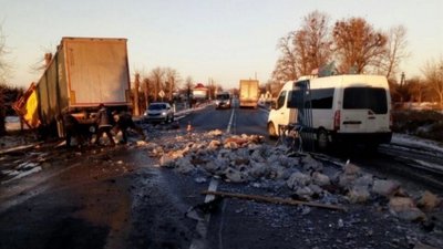 На Львівщині зіткнулися дві вантажівки