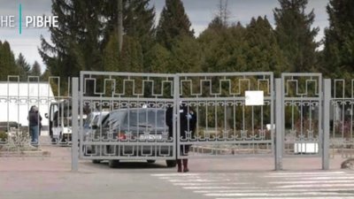 У Рівному пенсіонерка застрягла на огорожі кладовища