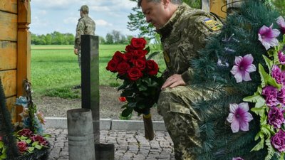 Порошенко вшанував пам`ять українських оборонців, що загинули в танковому бою за 10-й блокпост на Донеччині