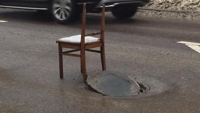 У Львові через відкритий люк сталась аварія, загинула дитина