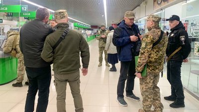 Керівник Львівщини пропонує роздавати повістки у розважальних закладах
