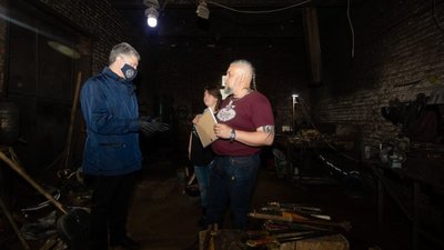 Порошенко у Надвірній передав допомогу для відбудови родинної кузні батька військового моряка Андрія Ейдера (ФОТО)