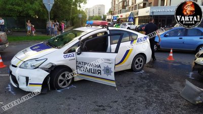 У Львові в ДТП потрапив поліцейський автомобіль (ФОТО)