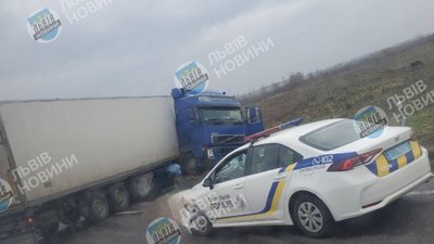На Львівщині сталась ДТП за участі вантажівки