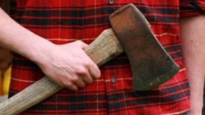 Українець неподалік Варшави намагався зарубати сокирою трьох чоловіків