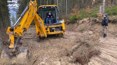 На дорозі "Славсько - Волосянка" триває відновлення водовідведення (ФОТО)