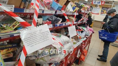 Карантин: в Україні на прилавках супермаркету окремі товари загородили від покупців (ФОТО, ВІДЕО)