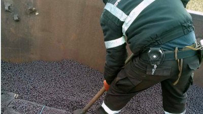 На Львівщині у поїзді з рудою «розкопали» кілька тисяч пачок сигарет
