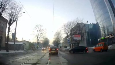 Водіям: у Львові на проїжджій частині стирчить арматура  (ВІДЕО, ФОТО)