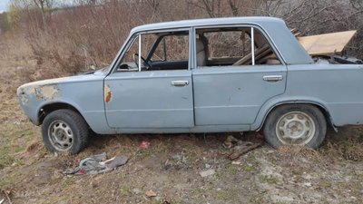 У Львові просять прибрати занедбаний автомобіль