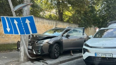 У Львові елітний автомобіль влетів у стовп (ФОТО)