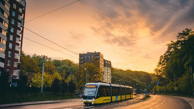 У Львові водійка трамваю допомагала пасажирам
