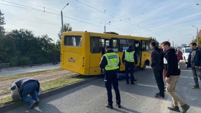 У Львові на вулиці Княгині Ольги на мості сталась ДТП (ФОТО)