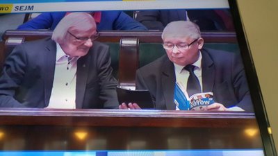 Ярослав Качиньський у Сеймі читає книжки про котів