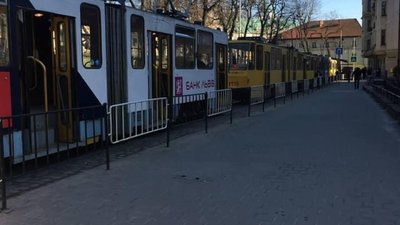 У центрі Львова зупинились трамваї (ФОТО)