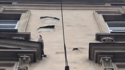 У Львові обвалюється фасад стіни будинку (ВІДЕО)