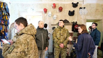 Військові, які лікуються у Львові, відвідали виставку «Памфірова Маланка. Кінолабораторія»