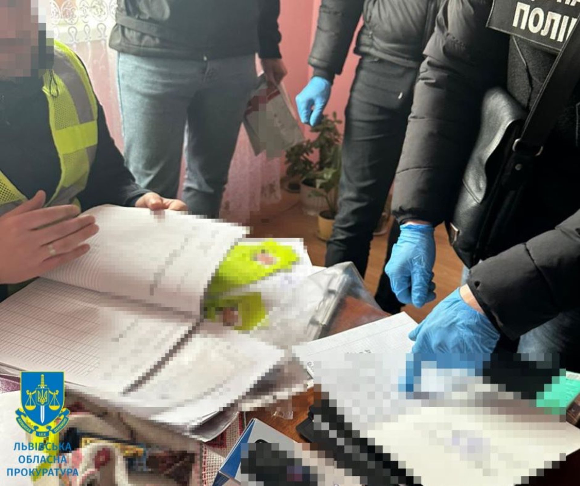 На Львівщині голова громадської організації підозрюється у переправленні чоловіків за кордон