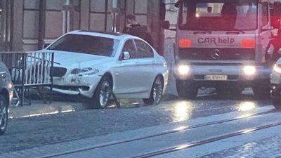У Львові автомобіль вилетів на тротуар (ФОТО)