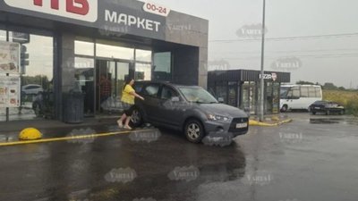 У Львові автомобіль мало не заїхав у супермаркет