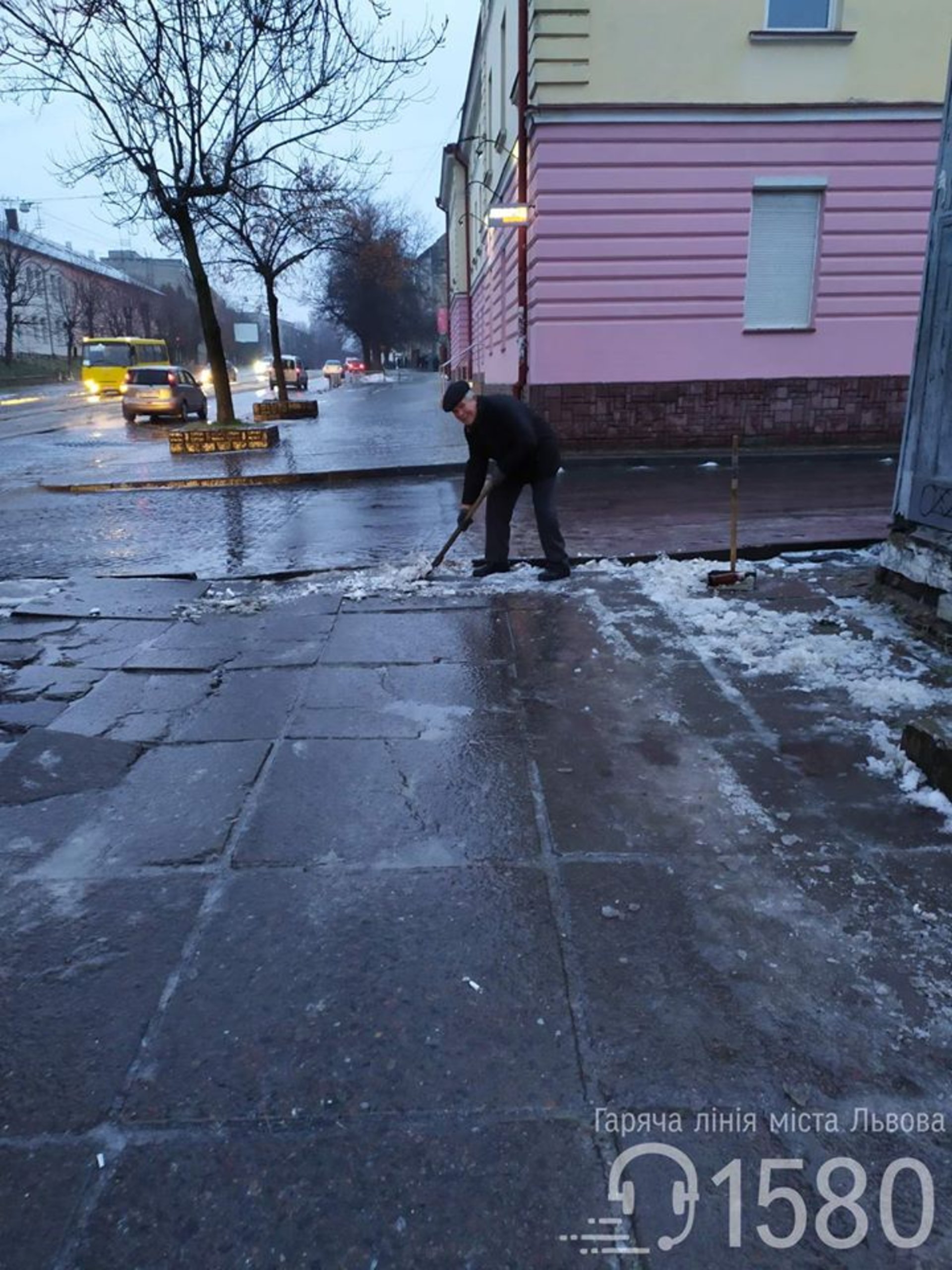 Ось так у Львівській міській раді звітують, що на вулицях працювали двірники. Фото: ФБ/Гаряча лінія міста Львова