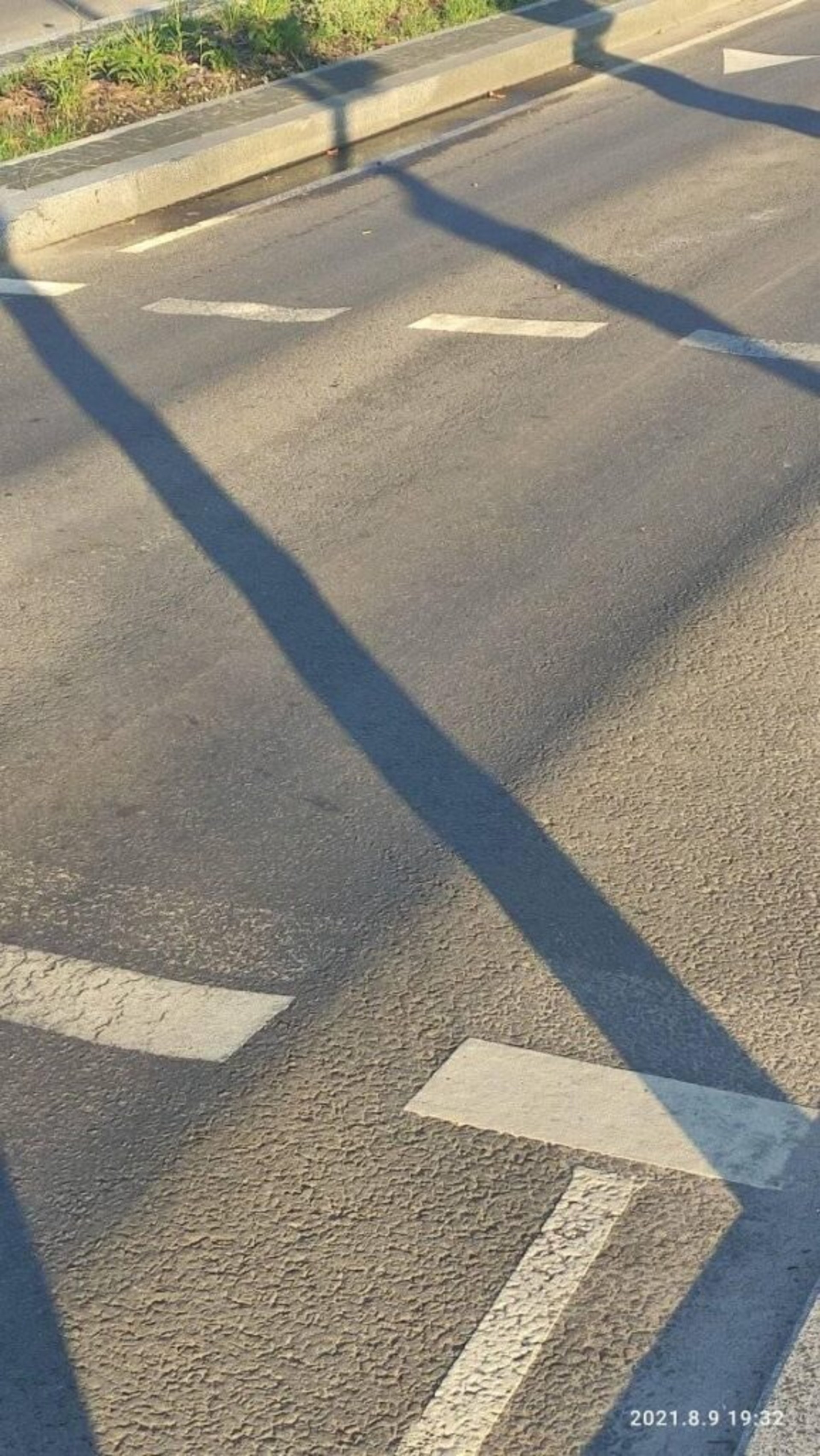 У Львові на вулиці Чернівецькій поплив асфальт