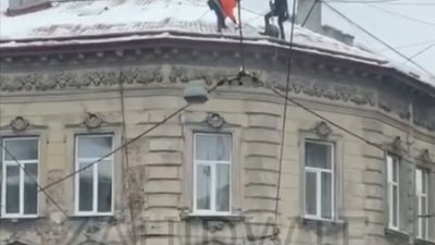 У Львові на дахах будинків працюють альпіністи (ВІДЕО)