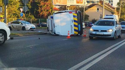 У Львові автомобіль спецпризначенців поліції потрапив у ДТП: рух на вул. Науковій і В.Великого паралізовано (ФОТО, ВІДЕО)