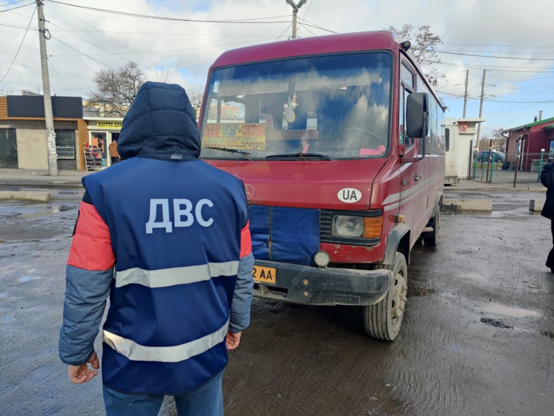 У Львові за борги забрали рейсовий автобус, фото юстиції