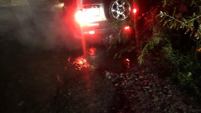 На Львівщині водій позашляховика намагався автомобілем переїхати гірську річку (ФОТО)