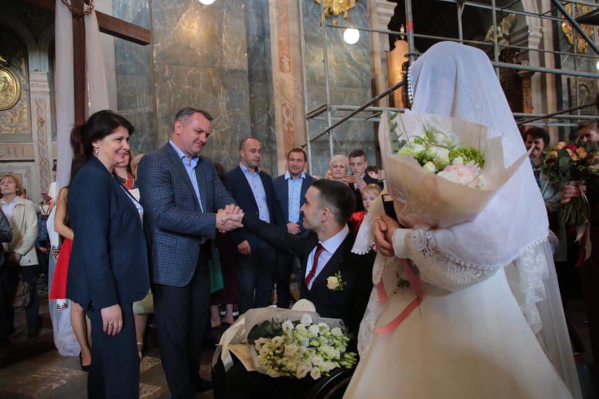 Синютка привітав учасника команди Ігри Нескорених з одруженням. Фото Олег Синютка