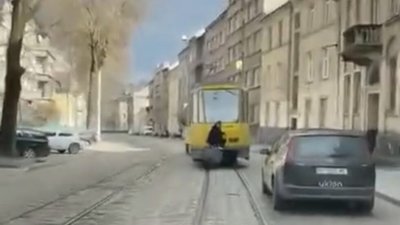 У Львові хлопець проїхався на тягачі трамвая (ВІДЕО)