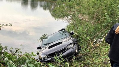 На Львівщині автомобіль злетів в озеро