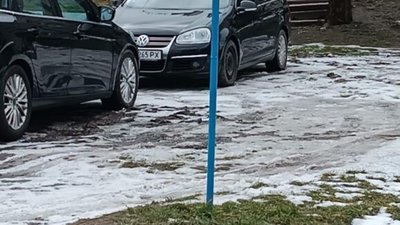 У Львові водії паркуються на дитячому майданчику (ФОТО)