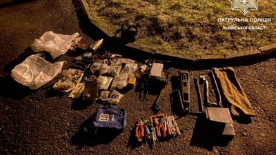 У Львові в улюбленому районі Садового вночі обчистили автомобіль (ФОТО)