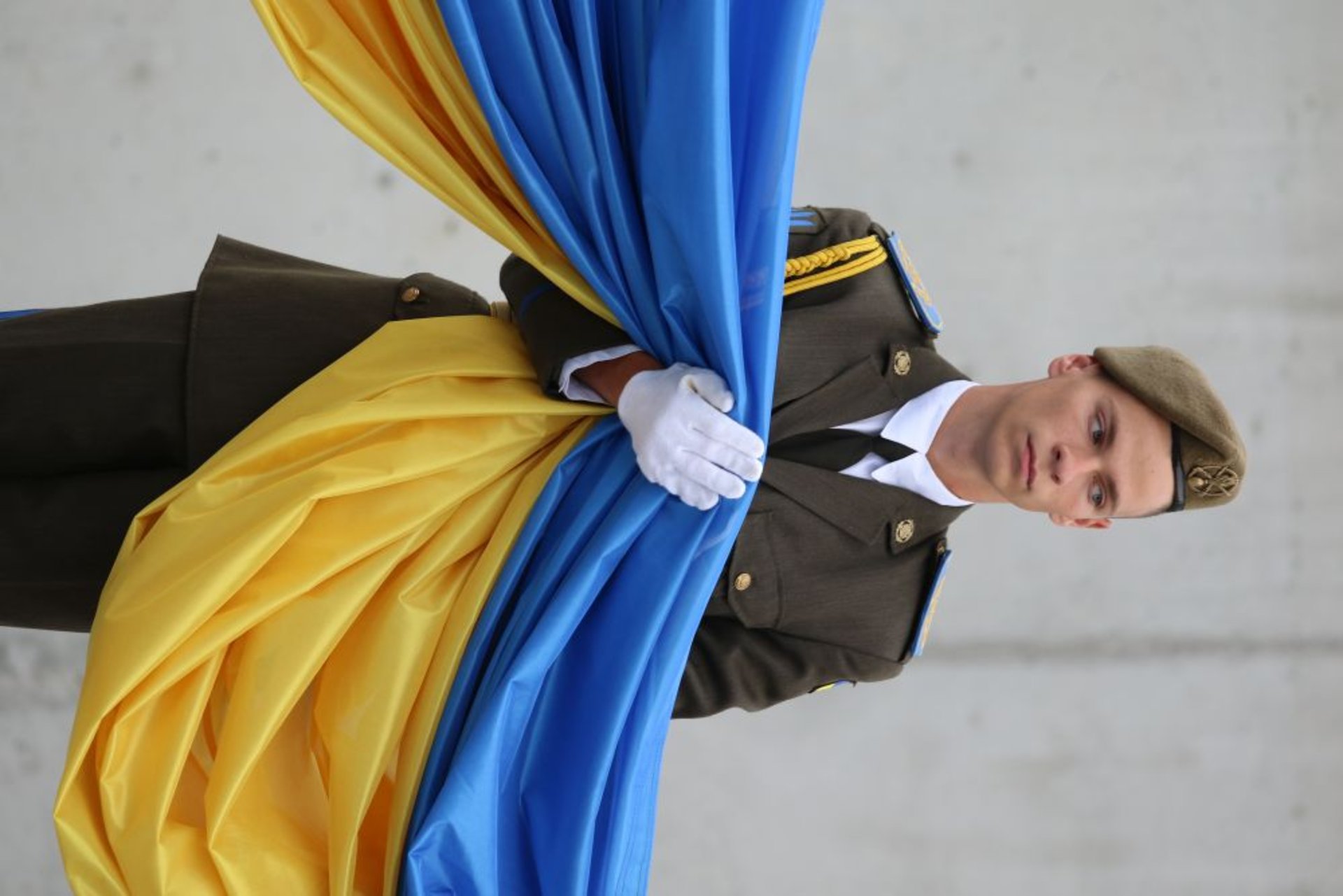 У Львові на найбільшому флагштоку за 12 млн грн урочисто підняли прапор України, фото ЛМР