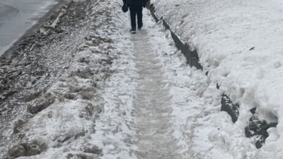 У Львові сніг нагорнули на тротуар (ФОТО)