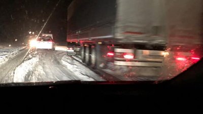 На Львівщині на дорозі застрягла вантажівка (ФОТО)