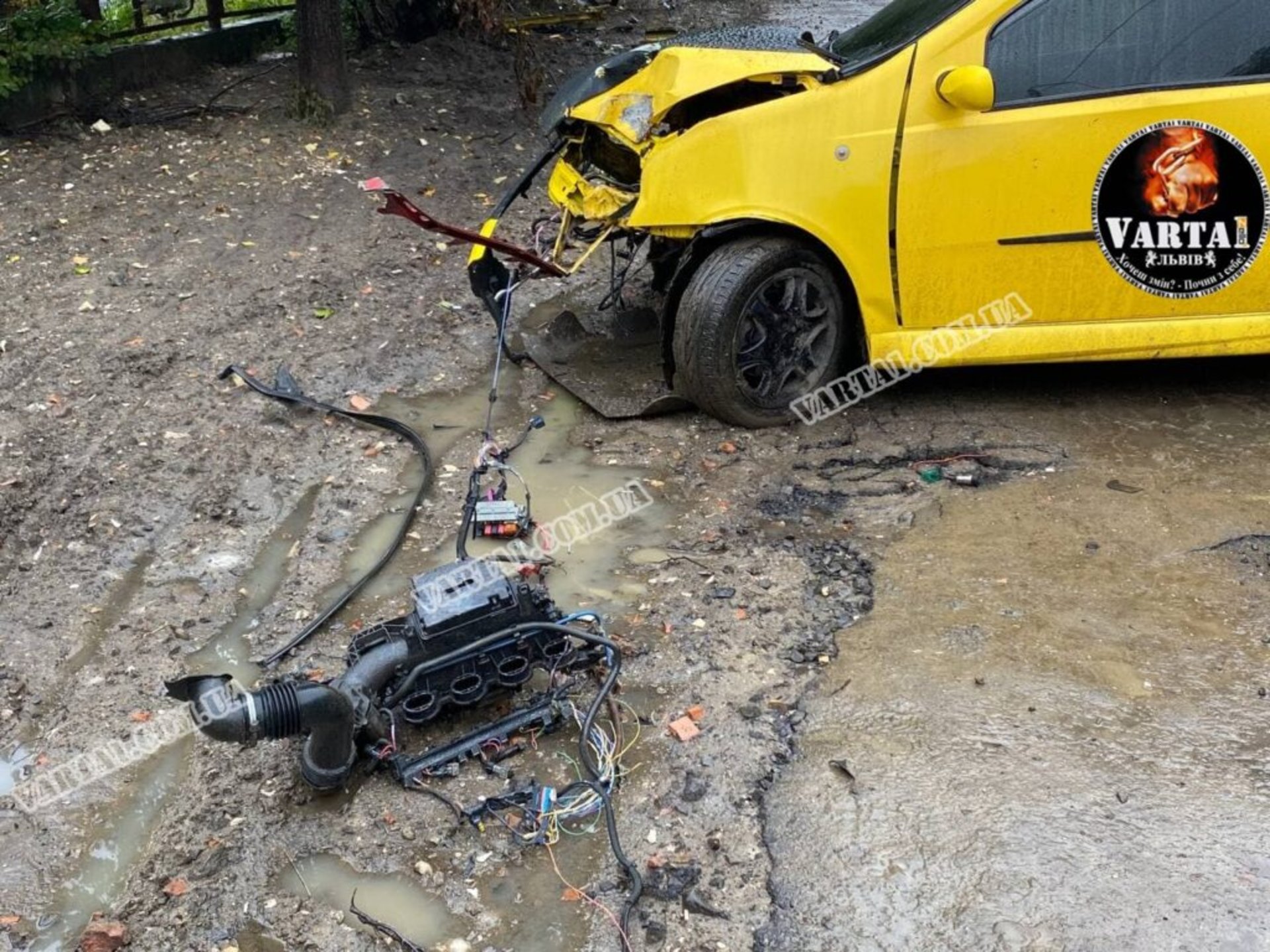 У Львові у ДТП автомобіль втратив двигун, фото Варта-1