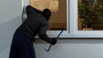 У Буську скоєно зухвалий розбійний напад на власницю приватного будинку