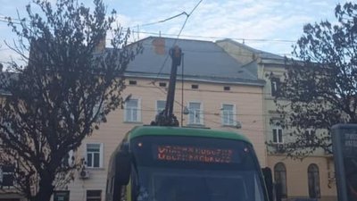 «Зачароване місце»: у центрі Львова на розворотному кільці постійно ламаються трамваї