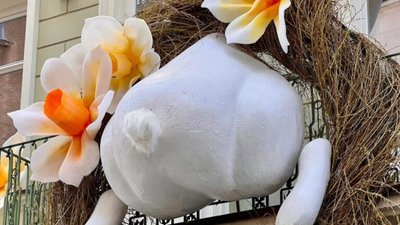 У центрі Львова на Великдень заєць показав сраку