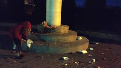 У Львові невідомі розтрощили вази біля фігури Матері Божої (ФОТО)