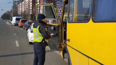На Львівщині патрульна поліція штурмує перевізників (ФОТО)