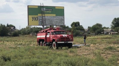 Адмінресурс: білборди «Слуги народу» клеїли за допомогою автомобіля ДСНС (ВІДЕО, ФОТО)