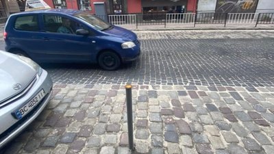 У Львові на вулиці Князя Романа встановили металеві стовпці (ФОТО)